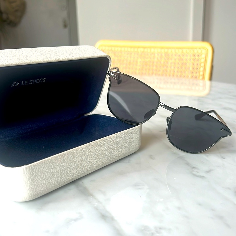 Le Spec sunglasses (slight scratch right lense)- WILL ONLY DIRECT MESSAGE ON APP